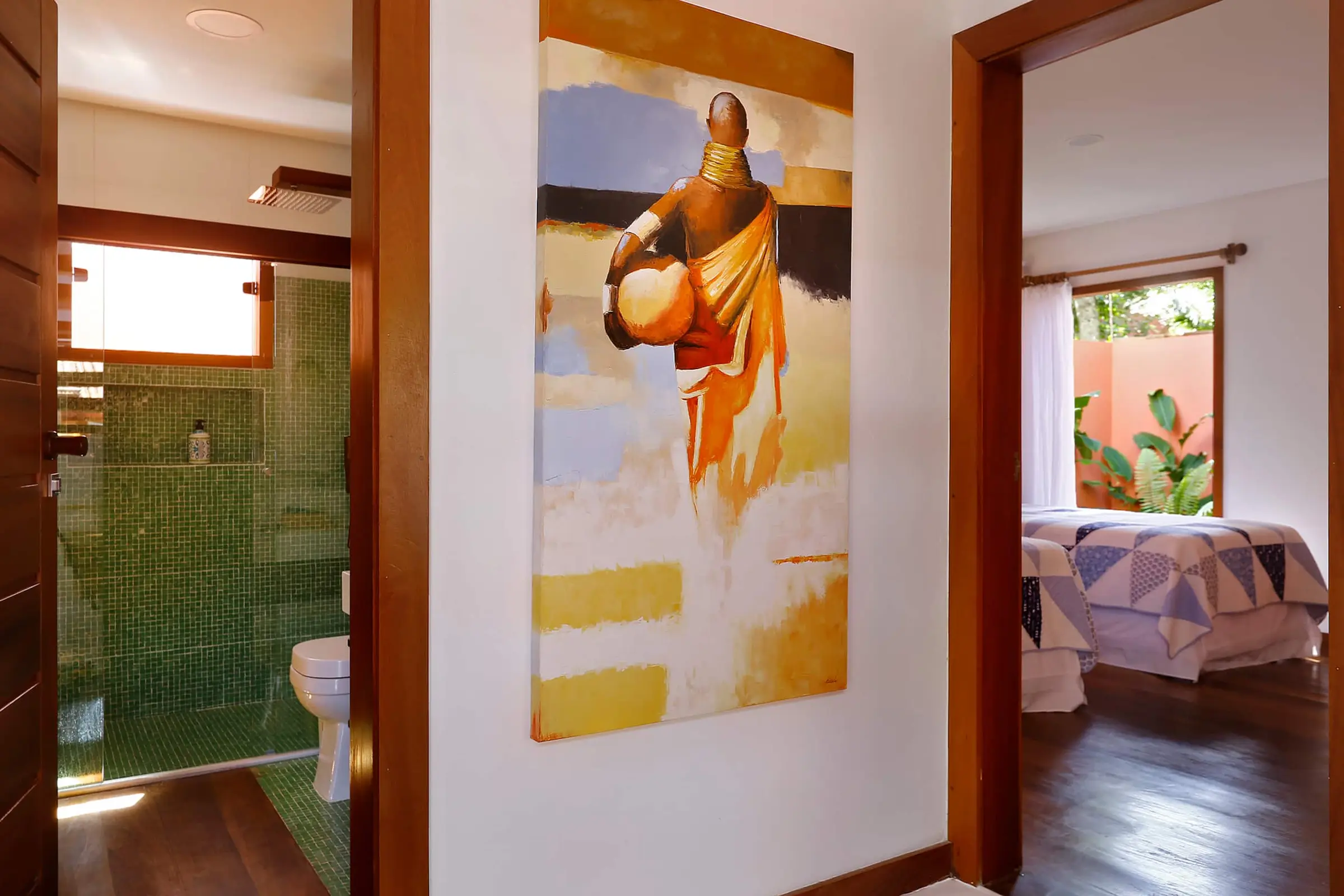 Banheiro com azulejos verde-água e obra de arte