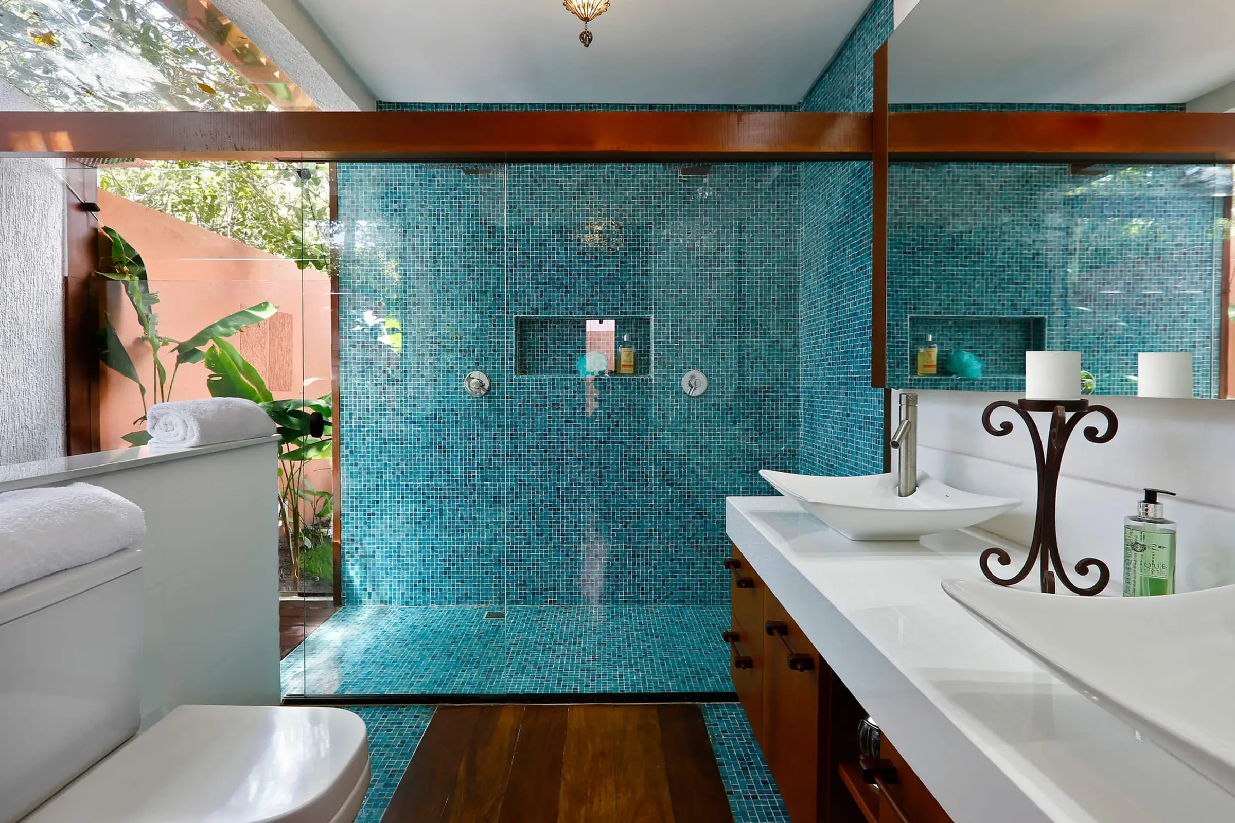 Banheiro com azulejos azul-turquesa e banheira
