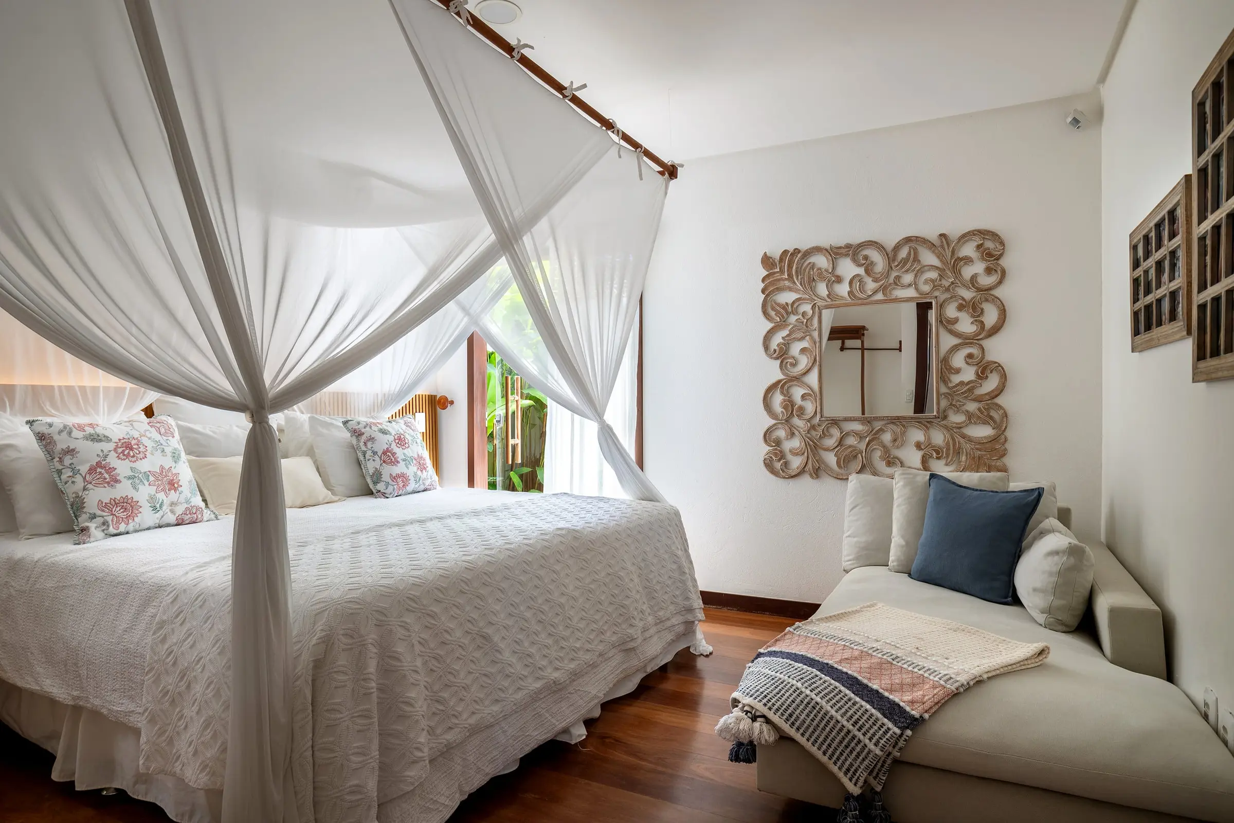 Quarto com dossel, chaise e almofadas estampadas