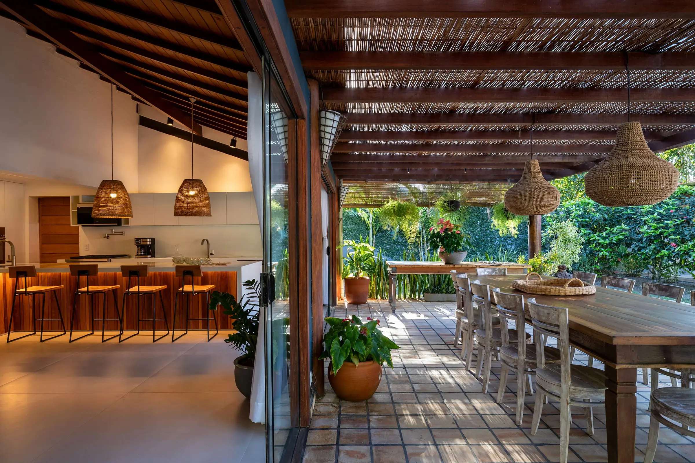 Mesa de jantar externa posta para um grande grupo, à beira da piscina