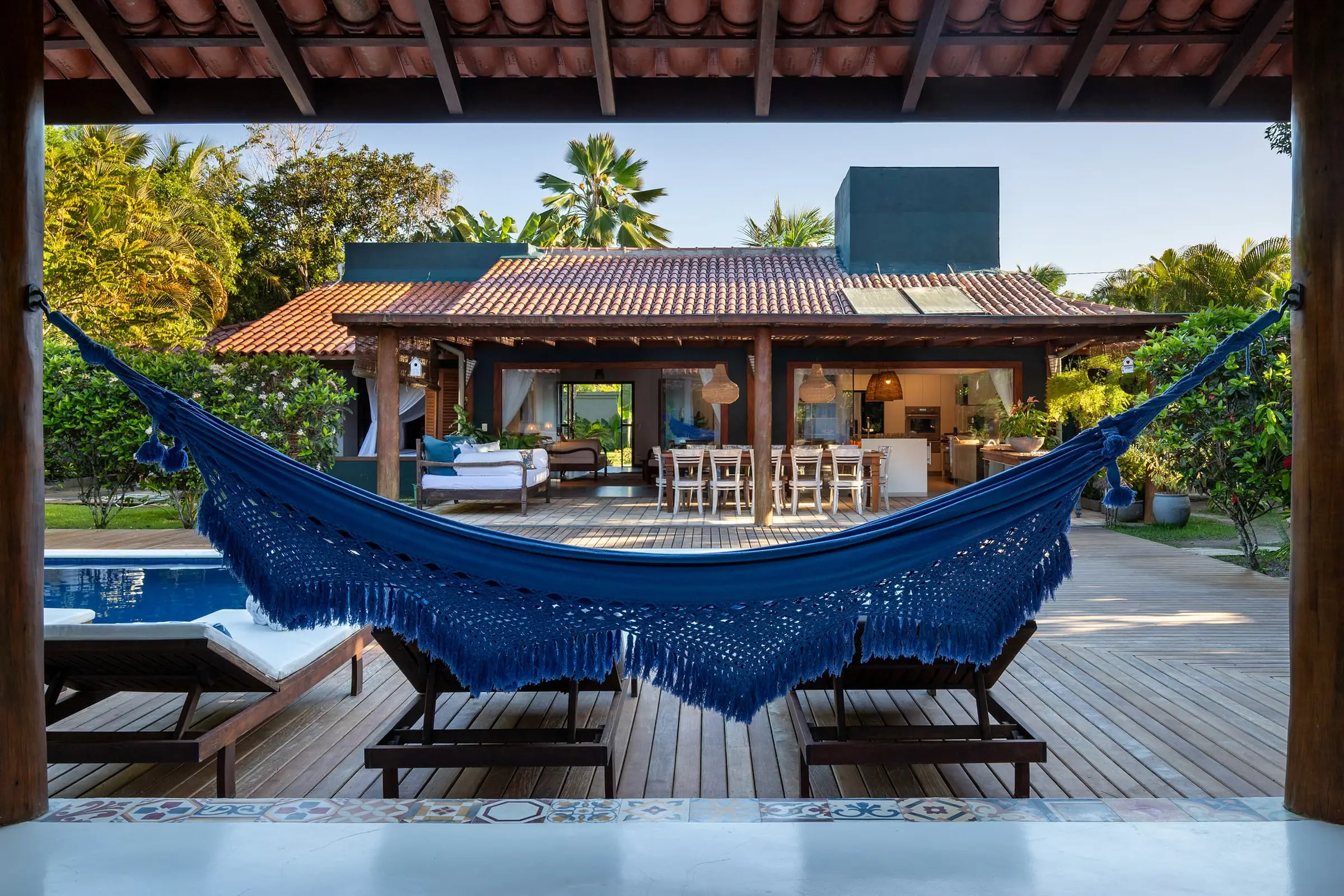 Rede de dormir azul estendida no deque de madeira
