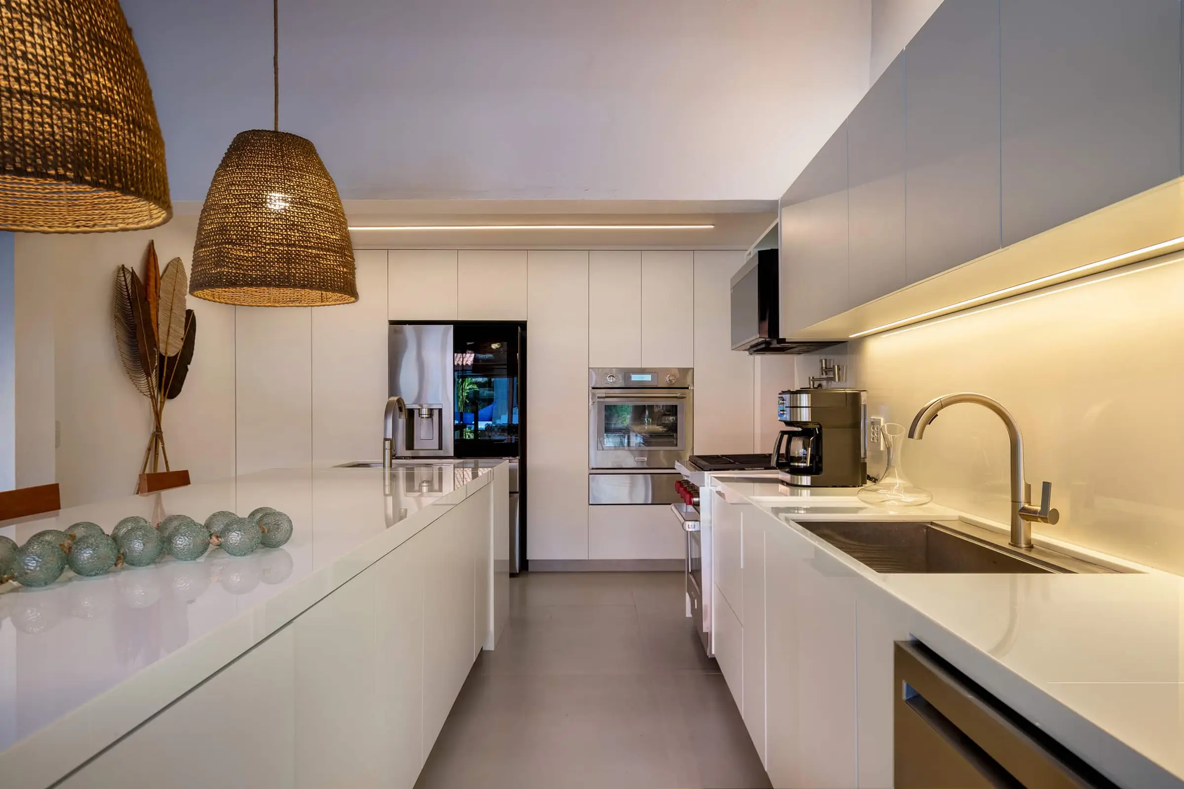 Cozinha branca com iluminação embutida
