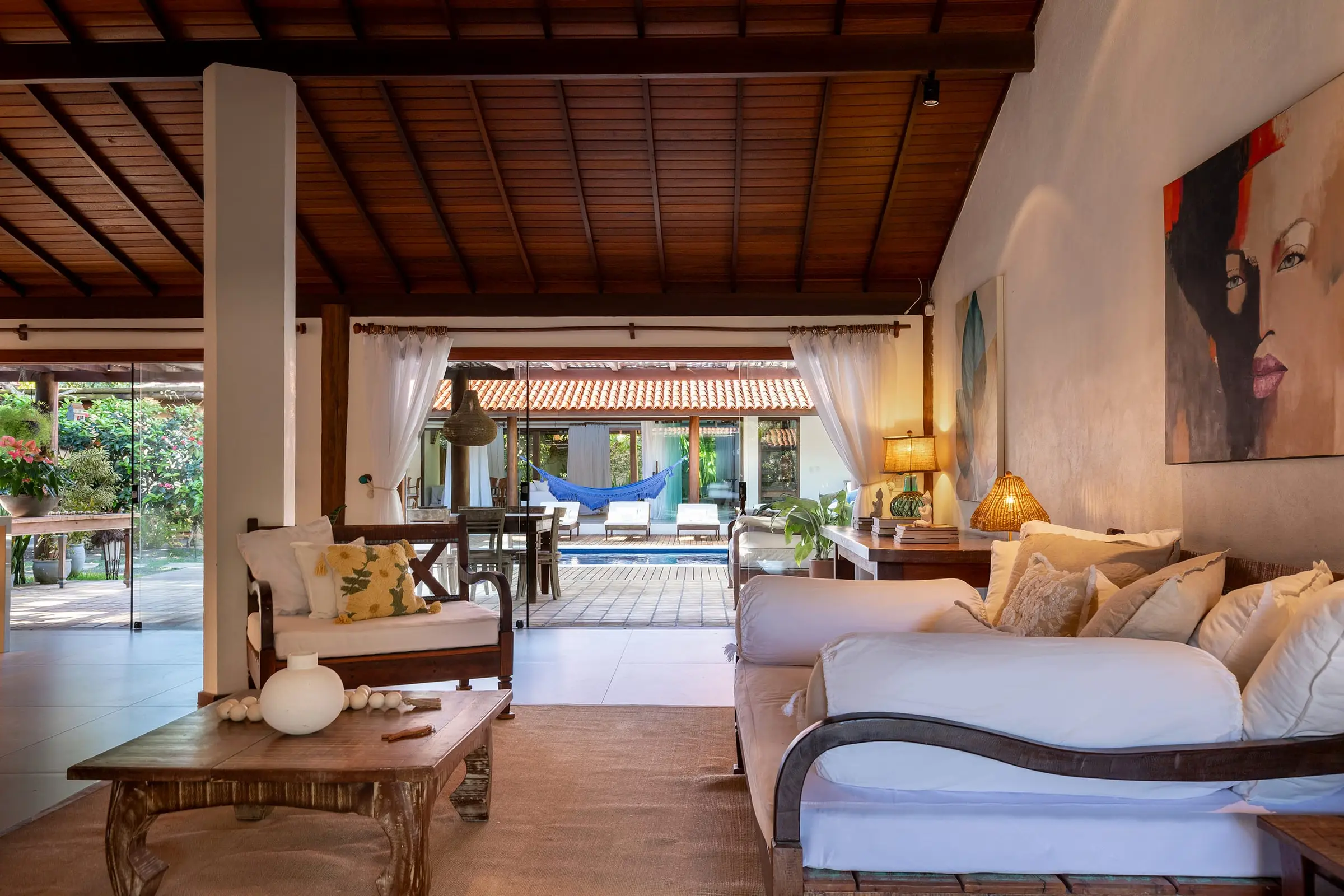 Sala de estar com vista para a piscina