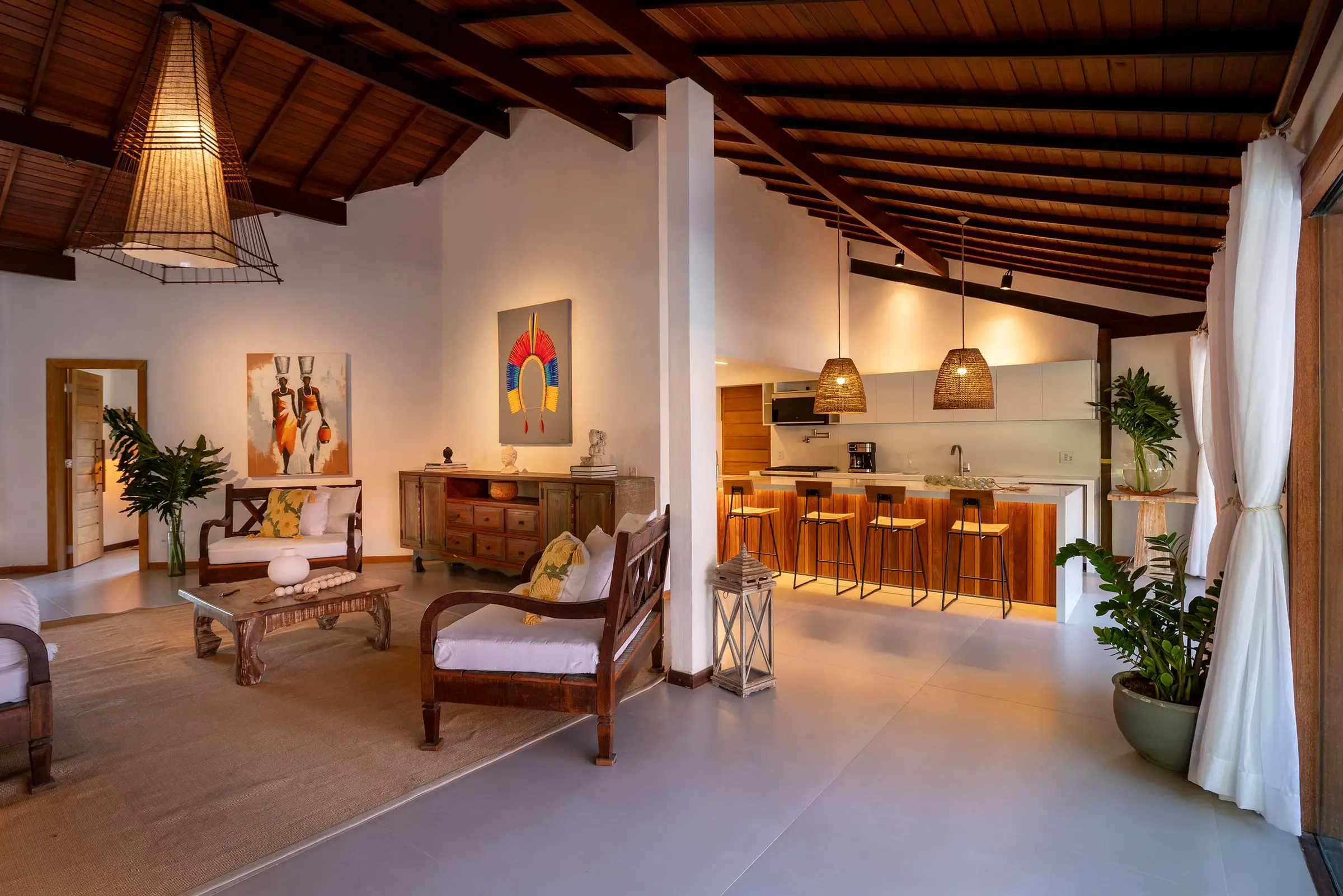 Sala de estar rústica com poltronas de madeira
