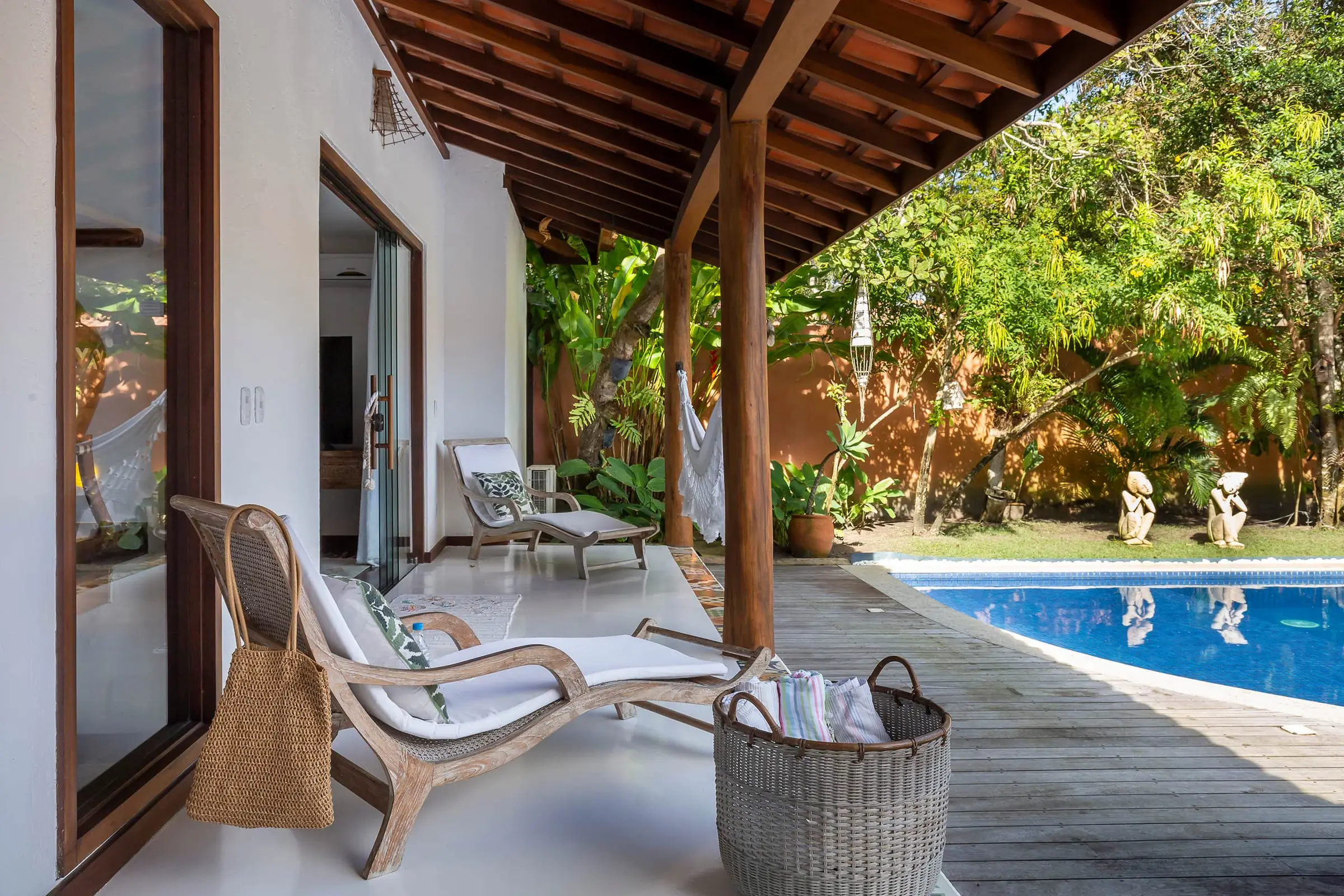 Espreguiçadeiras na varanda de frente para a piscina