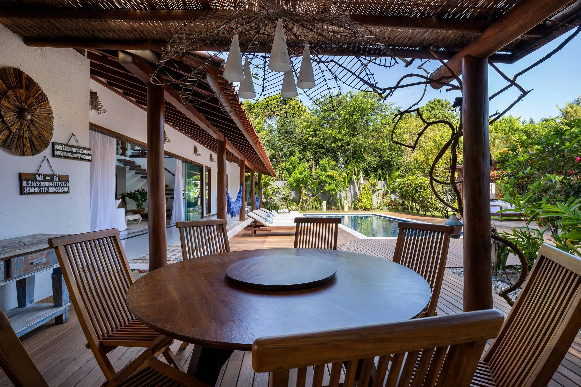 Pavilhão redondo com mesa de refeições ao ar livre